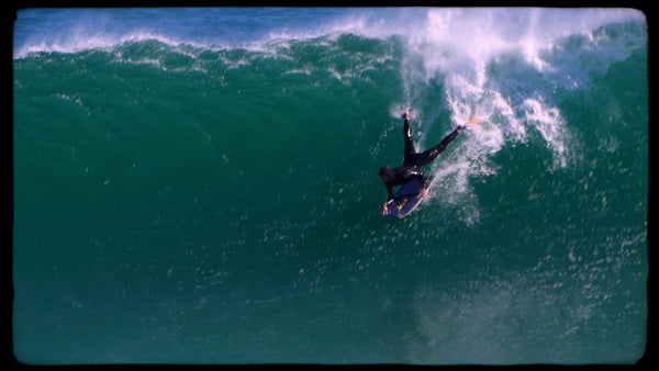 Bottom turn en bodyboard, apoyo sobre el canto interior en la base de la ola
