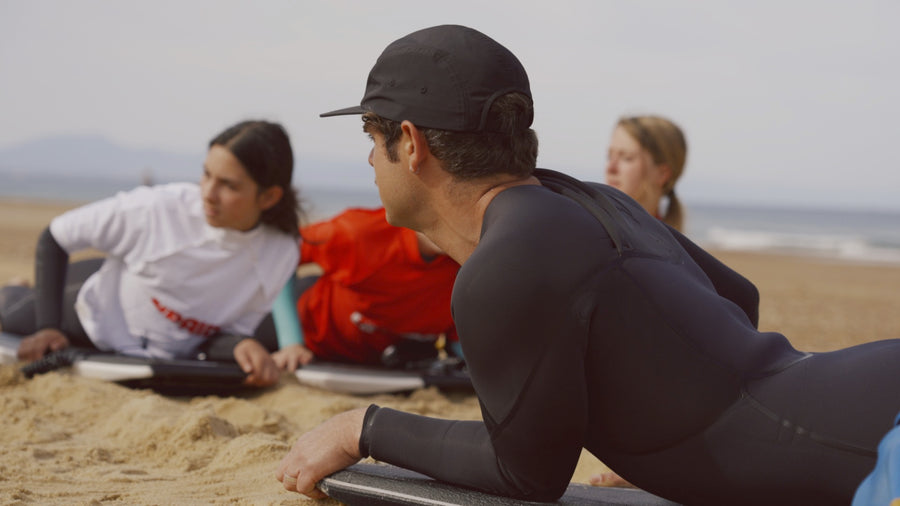 Posición base en bodyboard: tumbado, codos sobre los cantos, pecho levantado, aletas en el agua