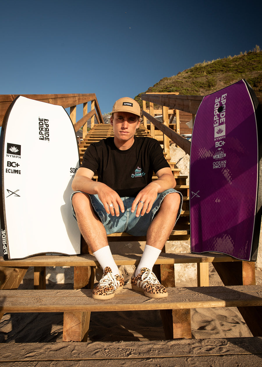 Bodyboarder principiante en la espuma en una playa de las Landes