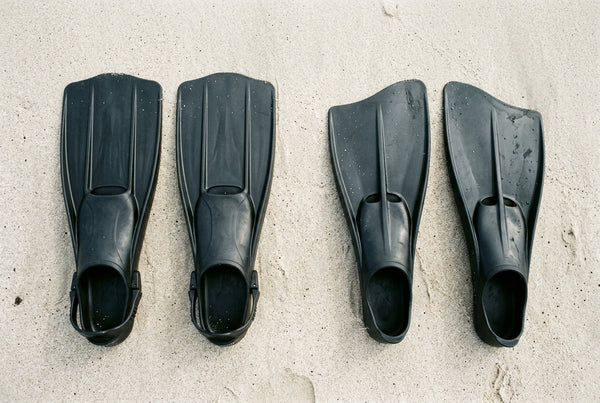 Palmes de bodyboard symétriques et asymétriques côte à côte