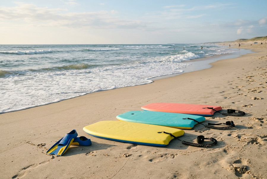Petites planches de bodyboard pour enfant posées sur le sable