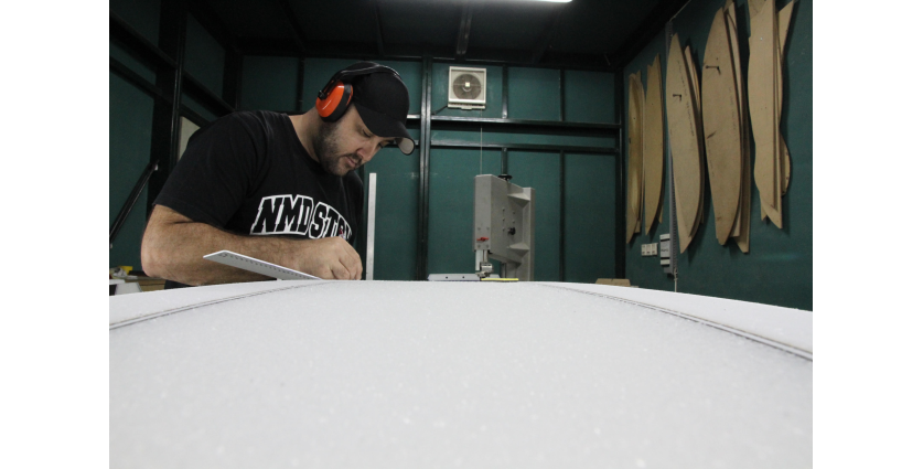 Cet homme a très certainement fabriqué votre planche.
