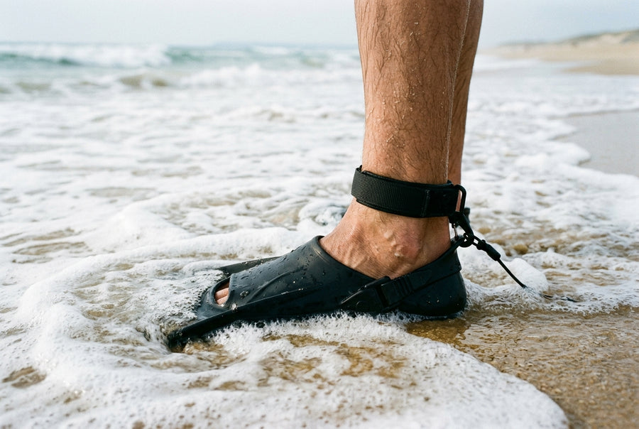 Leash de aletas atado al tobillo de un bodyboarder